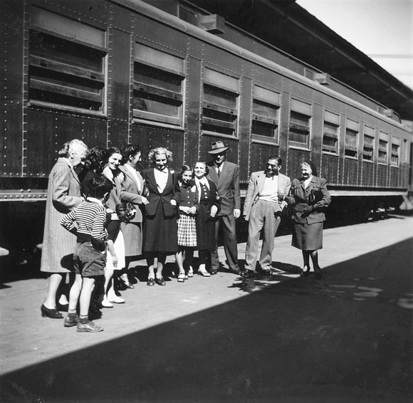 Miriam Frank, Εξόριστη σε Τρεις Ηπείρους, Ιστορίες μιας νομαδικής ζωής